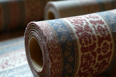 Eine Rolle mit einem maßgeschneiderten, komplex gemusterten Stoff.